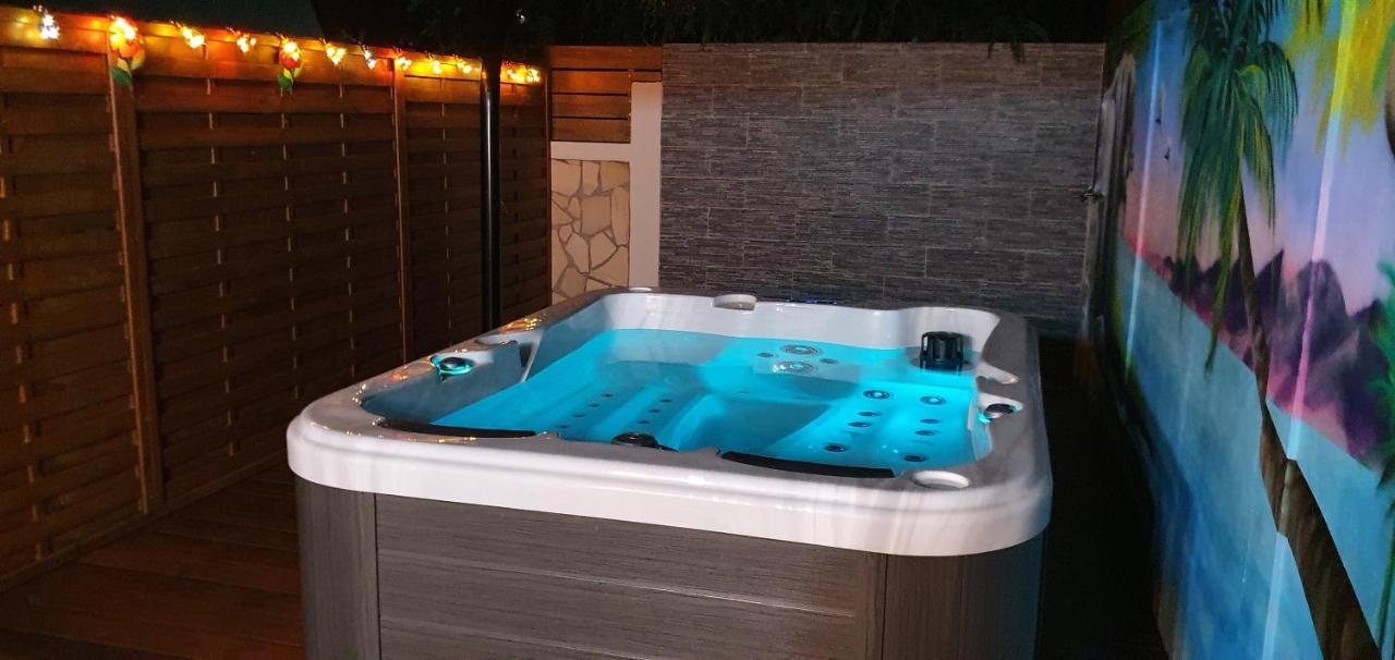 "Chez Claudia "Charmant Logement Avec Jacuzzi Privatif En Toute Intimite Sur Belle Terrasse Exterieure En Bois Et Piscine Courcelles المظهر الخارجي الصورة