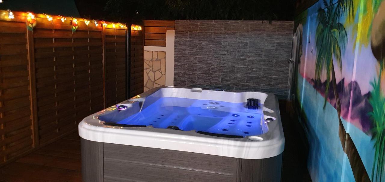 "Chez Claudia "Charmant Logement Avec Jacuzzi Privatif En Toute Intimite Sur Belle Terrasse Exterieure En Bois Et Piscine Courcelles المظهر الخارجي الصورة