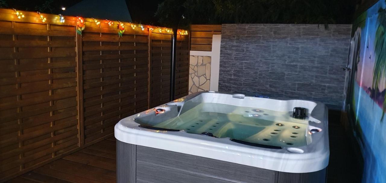 "Chez Claudia "Charmant Logement Avec Jacuzzi Privatif En Toute Intimite Sur Belle Terrasse Exterieure En Bois Et Piscine Courcelles المظهر الخارجي الصورة