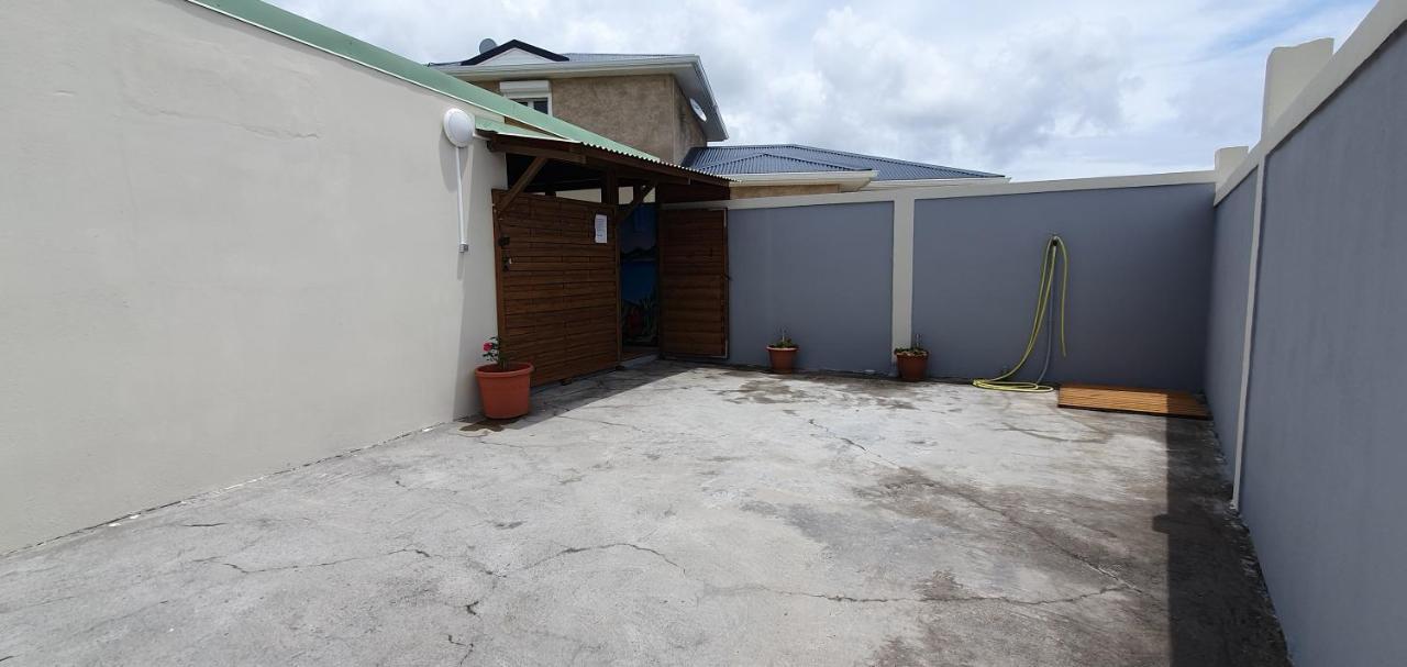 "Chez Claudia "Charmant Logement Avec Jacuzzi Privatif En Toute Intimite Sur Belle Terrasse Exterieure En Bois Et Piscine Courcelles المظهر الخارجي الصورة